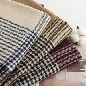 Collezione di eleganti sciarpe a quadri in finto cashmere per calore e stile invernali