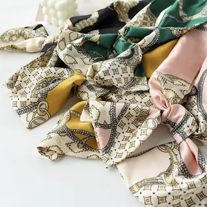 Elegantes bufandas largas de seda satinada con estampados clásicos de cadenas y geométricos