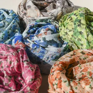 Collectie klassieke zijden sjaals met bloemenprint in levendige kleuren