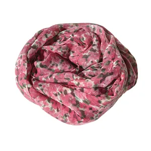 Elegante sjaal van imitatiezijde met bloemenprint in de vorm van een roos voor strand.
