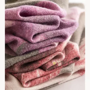 Dettaglio ravvicinato della morbida sciarpa in finto cashmere con stampa floreale di ibisco e trama