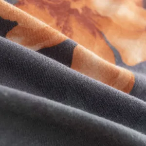 Dettaglio macro che mostra il morbido tessuto con stampa ibisco e trama in finto cashmere
