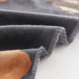 Vista dettagliata della morbida sciarpa in finto cashmere grigio con stampa floreale