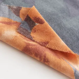 Dettaglio macro della morbida sciarpa stampa ibisco in caldo tessuto finto cashmere