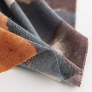 Primo piano di morbido tessuto finto cashmere con stampa a ibisco per sciarpa autunno inverno