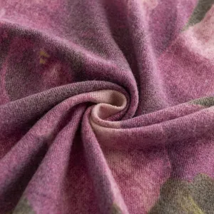 Primo piano del morbido tessuto della sciarpa in finto cashmere con stampa ibisco