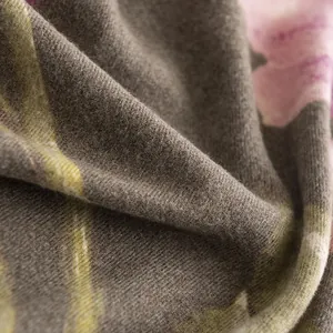 Primo piano macro di morbido tessuto per sciarpa con stampa floreale di ibisco