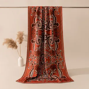 Detailansicht eines eleganten roten Seiden-Woll-Schals mit Vintage-Paisley-Print-Muster
