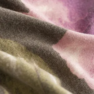 Macro del morbido tessuto in finta cashmere con trama a stampa floreale di ibisco.