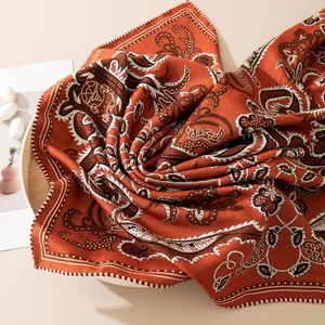 Detailansicht eines luxuriösen Seiden-Woll-Schals mit rotem Vintage-Paisleymuster
