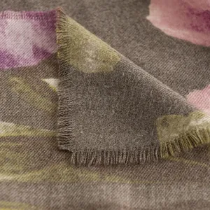 Primo piano di una morbida sciarpa simil cashmere con stampa ibisco e frange.