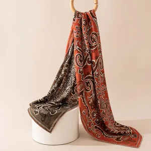 Elegante Detailansicht der komplizierten Paisley-Muster auf einem roten Seidenwollschal