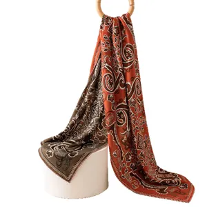 Eleganter langer Damen-Schal aus Seide und Wolle mit rotem Paisley-Muster im Retro-Stil