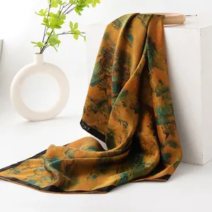 Gedetailleerde weergave van een luxe zijden sjaal met groene abstracte inktprint
