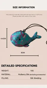 Dimensions du pendentif baleine en soie de mûrier fait main pour sac ou voiture.