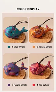Lot de quatre pendentifs baleine en soie colorée : bleu, jaune, violet et rouge