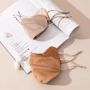 Premium-Schutzmasken aus Seiden-Woll-Mischung in Beige und Kamel mit verstellbaren Ohrschlaufen