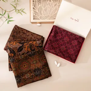 Écharpe de luxe en soie de mûrier aux motifs traditionnels dans son coffret cadeau