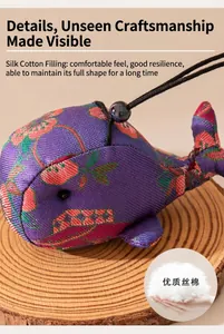 Vue détaillée d'un pendentif baleine en soie fait main avec motif floral et rembourrage