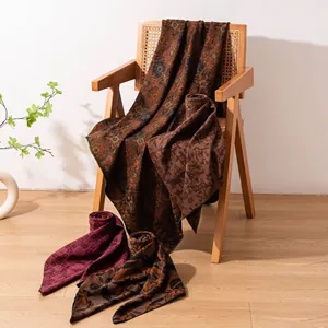 Élégant foulard carré en soie de mûrier 130cm avec motifs orientaux complexes sur une chaise