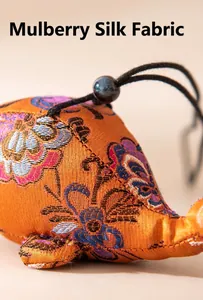 Macro détaillée de la texture luxueuse en soie de mûrier sur un pendentif baleine fait main