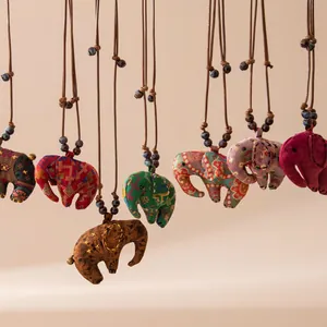 Vue détaillée de colliers d'éléphants en soie faits main aux motifs ethniques