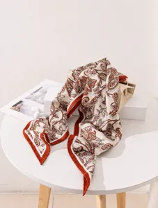 Detalle de una bufanda de lujo de 30% seda de morera y 70% lana con patrones paisley