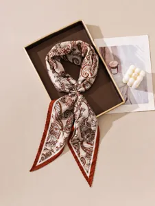 Detalle de bufanda de lujo con estampado paisley en mezcla de 30% seda y 70% lana.