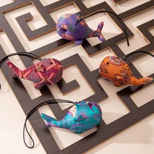 Breloques baleines en soie faites main avec motifs traditionnels chinois, vue détail