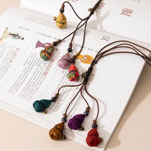 Sautoir artisanal en soie ethnique Xiangyun avec pendentifs colorés en forme de gourde