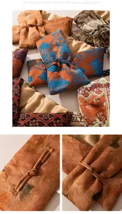 Primer plano de bufanda de seda con motivos tradicionales y detalles de nudos