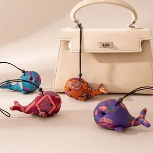 Pendentif Animal en Soie de Mûrier Fait à la Main Baleine Ours Éléphant Tigre Style Chinois Ornement de Sac en Tissu