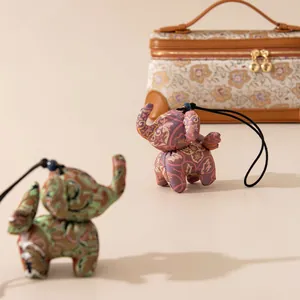 Pendentifs éléphants en soie artisanale pour sacs et décoration de voiture chic