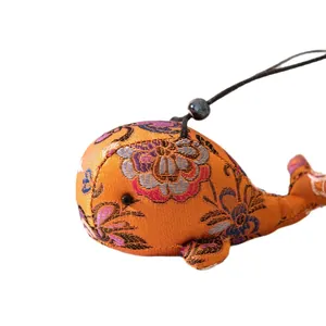 Pendentif baleine en soie fait main avec motifs floraux traditionnels chinois pour sacs