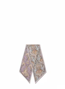 Vue détaillée du foulard en soie et laine avec un motif cachemire raffiné et élégant