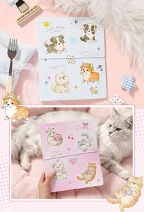 Détail d'albums de stickers roses et bleus avec d'adorables motifs de chats et chiens