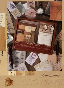 Detail van retro journaal cadeauset met notitieboekjes stickers en vintage papierwaren