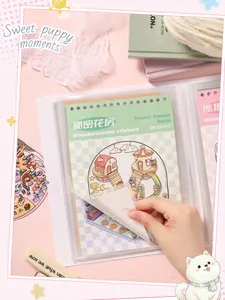 Vue détaillée de la pochette transparente avec des autocollants dans l'album rose.