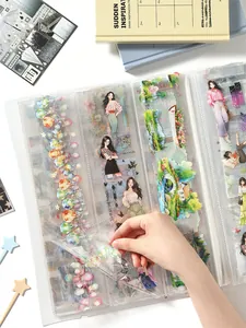 Vista detallada de una carpeta transparente de tres rejillas para guardar pegatinas y cintas