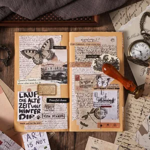 Vintage scrapbook briefpapierset met stickers en artistiek papier op houten blad