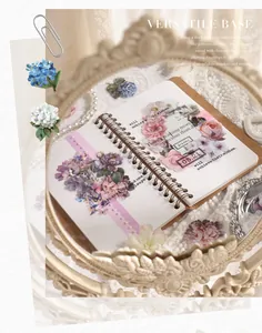 Vista dettagliata di adesivi floreali vintage in PET applicati su un diario di scrapbooking