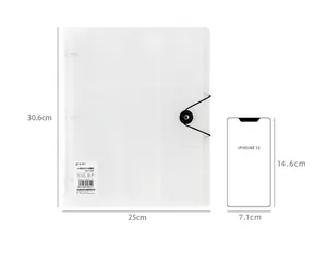 Nauwkeurige afmetingen van de A4-kaartenmap vergeleken met een iPhone 12-schaal.