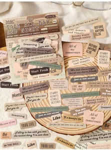 Makroaufnahme von Vintage-Aufklebern mit englischen Reisezitaten für kreatives Scrapbooking.