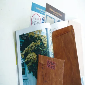 Gros plan d'enveloppes vintage en papier kraft brun avec timbres poste aérienne