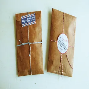 Détail de enveloppes en papier kraft vintage avec autocollants poste aérienne et ficelle