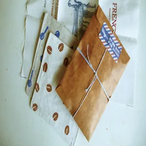 Gros plan d'une enveloppe vintage en papier kraft avec autocollant Air Mail.
