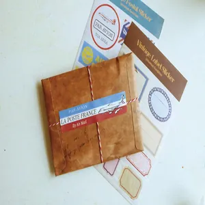 Gros plan sur une enveloppe en papier kraft vintage avec étiquette postale française et ficelle