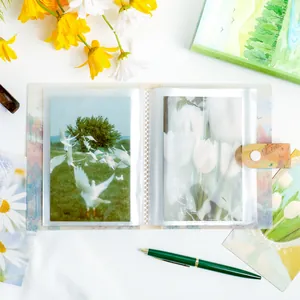 Album portatile per carte da collezione con temi floreali e copertina artistica