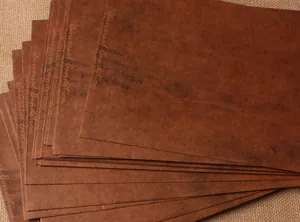 Gros plan d'une pile d'enveloppes vintage en papier kraft marron texturé