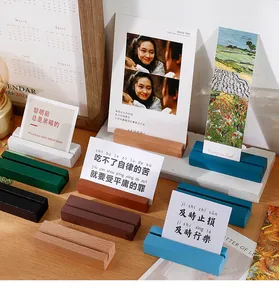 Bunte Holzkartenhalter für Fotos, Memos und Postkarten auf dem Schreibtisch